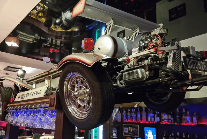 queens-pub-motor-bike