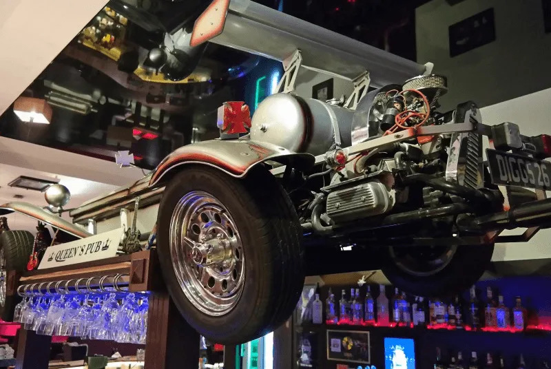 queens-pub-motor-bike