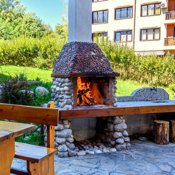 evergreen-hotel-bansko-outdoor-fireplace