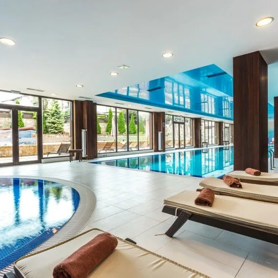 perun_lodge_inside_pool
