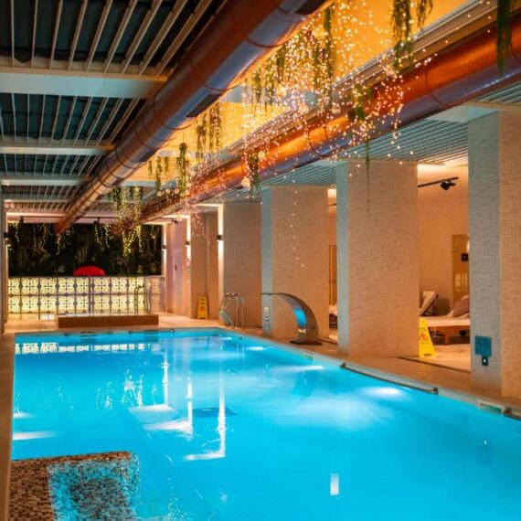 Lucky-Bansko-Aparthotel-SPA-and-Relax-indoor-pool2