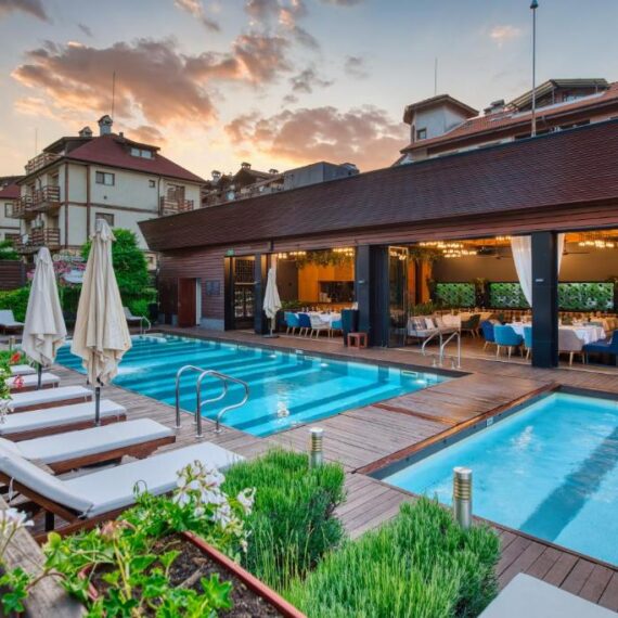 Lucky-Bansko-Aparthotel-SPA-and-Relax-outdoor-pool