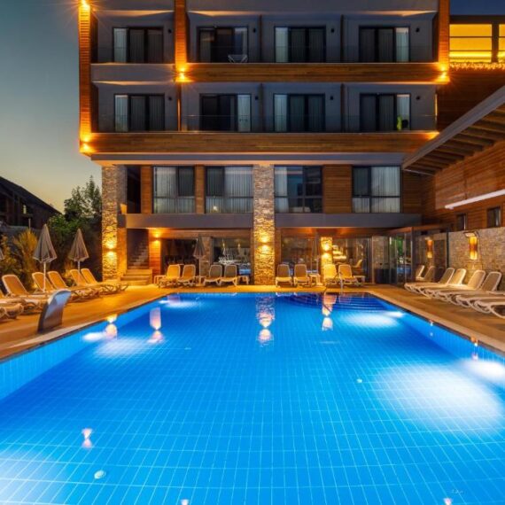 Regnum-Banya-Thermal-Hotel-bansko-outside-pool