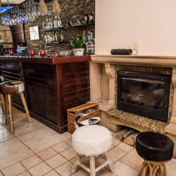 apart-hotel-orbilux-bansko-bar-fireplace
