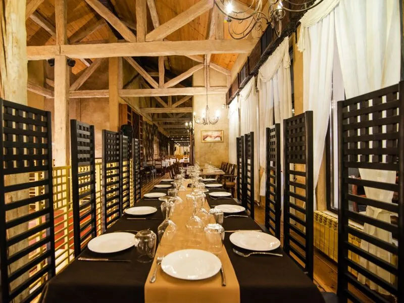 castello-restaurant-bansko-tables