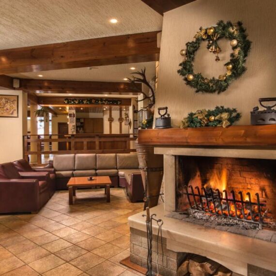 hotel-pirin-ski-and-spa-lobby-fireplace
