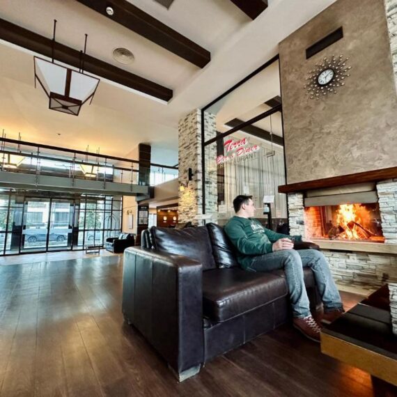 terra-complex-bansko-etrance-fireplace