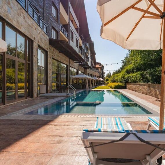 terra-complex-bansko-outdoor-pool